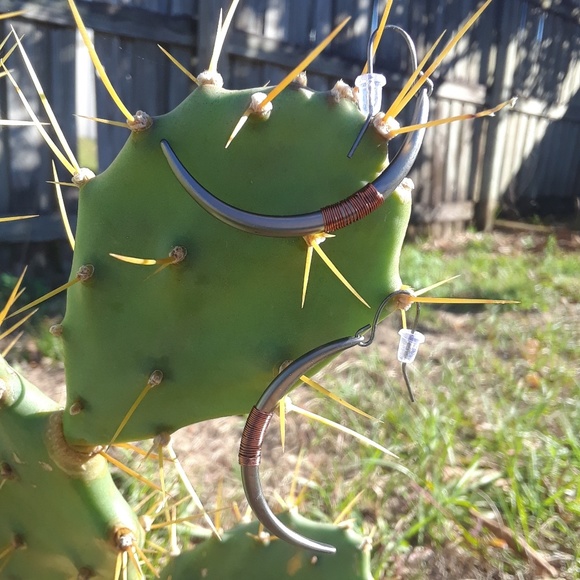 Gunmetal and wire dangle moon earrings - Picture 2 of 4